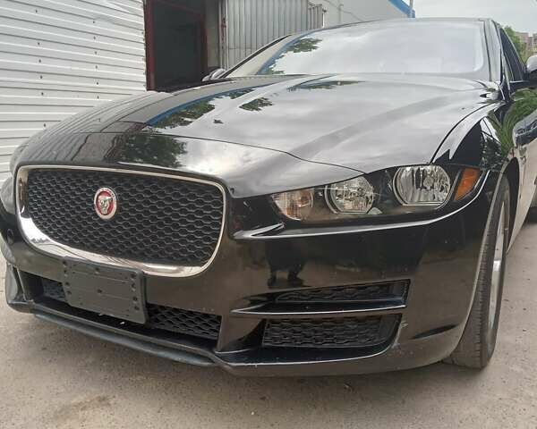 Черный Ягуар XE, объемом двигателя 2 л и пробегом 125 тыс. км за 18000 $, фото 2 на Automoto.ua