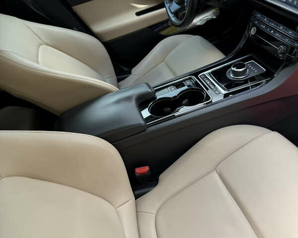 Черный Ягуар XE, объемом двигателя 2 л и пробегом 78 тыс. км за 16900 $, фото 12 на Automoto.ua