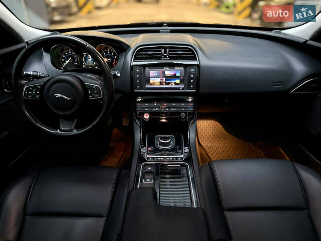 Черный Ягуар XE, объемом двигателя 2 л и пробегом 139 тыс. км за 14000 $, фото 20 на Automoto.ua