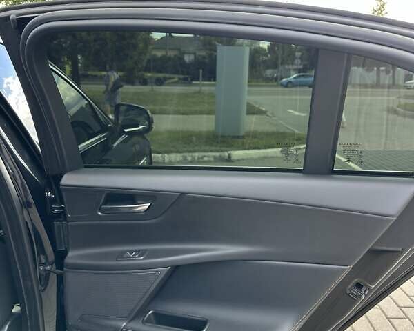 Черный Ягуар XE, объемом двигателя 2 л и пробегом 56 тыс. км за 18500 $, фото 17 на Automoto.ua