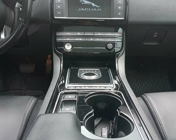 Черный Ягуар XE, объемом двигателя 2 л и пробегом 125 тыс. км за 18000 $, фото 8 на Automoto.ua