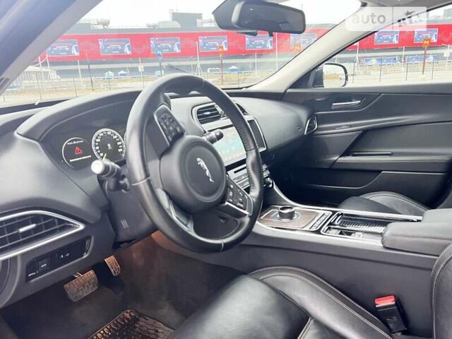 Черный Ягуар XE, объемом двигателя 2 л и пробегом 71 тыс. км за 18200 $, фото 14 на Automoto.ua