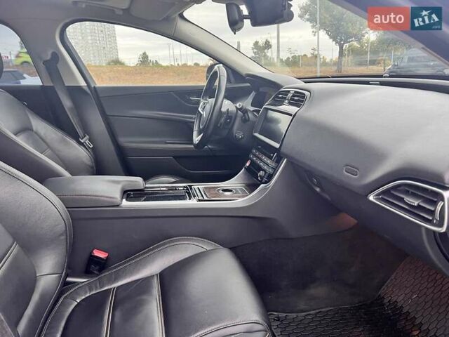 Черный Ягуар XE, объемом двигателя 2 л и пробегом 71 тыс. км за 18200 $, фото 27 на Automoto.ua