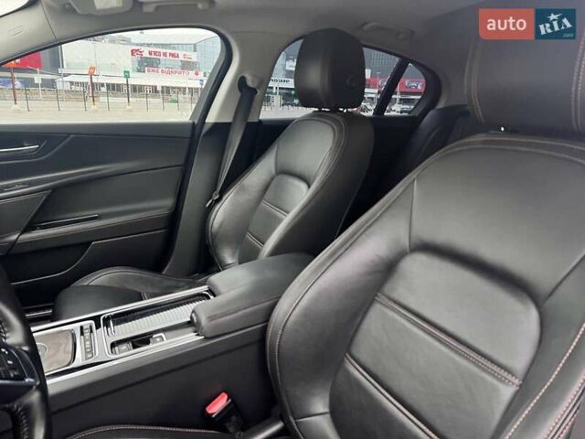 Черный Ягуар XE, объемом двигателя 2 л и пробегом 71 тыс. км за 18200 $, фото 18 на Automoto.ua