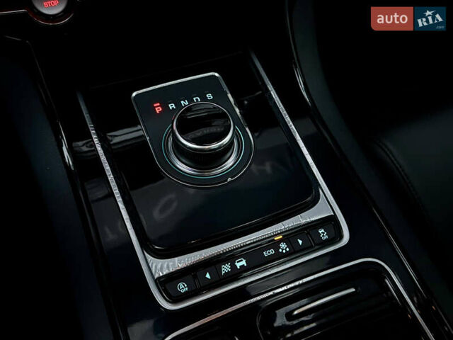 Черный Ягуар XE, объемом двигателя 2 л и пробегом 139 тыс. км за 14000 $, фото 26 на Automoto.ua