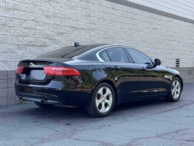 Черный Ягуар XE, объемом двигателя 2 л и пробегом 46 тыс. км за 7000 $, фото 3 на Automoto.ua