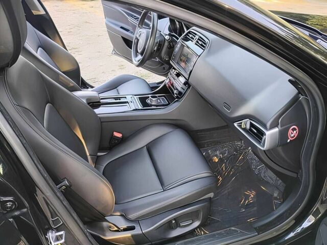 Чорний Ягуар XE, об'ємом двигуна 2 л та пробігом 49 тис. км за 6900 $, фото 10 на Automoto.ua