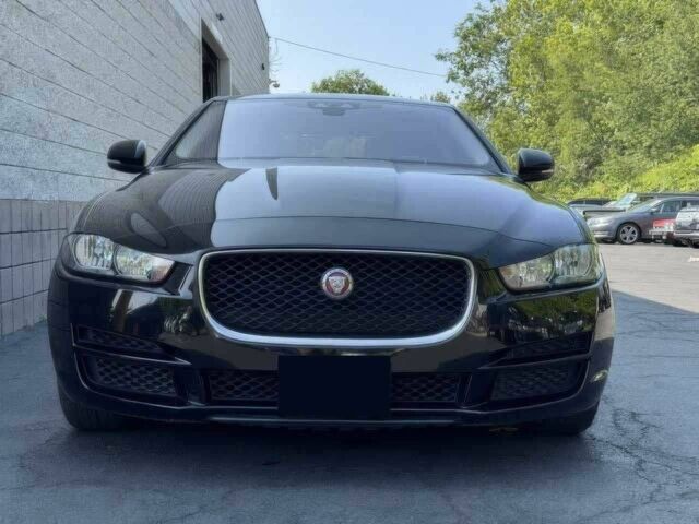 Черный Ягуар XE, объемом двигателя 2 л и пробегом 46 тыс. км за 7000 $, фото 1 на Automoto.ua