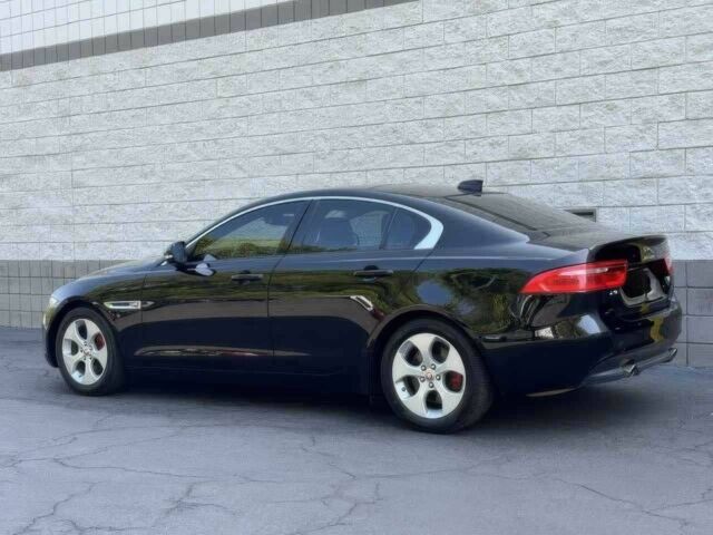 Черный Ягуар XE, объемом двигателя 2 л и пробегом 46 тыс. км за 7000 $, фото 4 на Automoto.ua