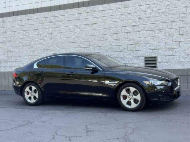 Черный Ягуар XE, объемом двигателя 2 л и пробегом 46 тыс. км за 7000 $, фото 2 на Automoto.ua