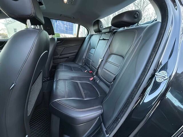 Черный Ягуар XE, объемом двигателя 2 л и пробегом 50 тыс. км за 7000 $, фото 11 на Automoto.ua