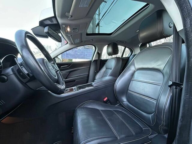 Черный Ягуар XE, объемом двигателя 2 л и пробегом 50 тыс. км за 7000 $, фото 6 на Automoto.ua