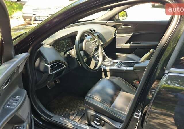 Черный Ягуар XE, объемом двигателя 2 л и пробегом 48 тыс. км за 25000 $, фото 8 на Automoto.ua