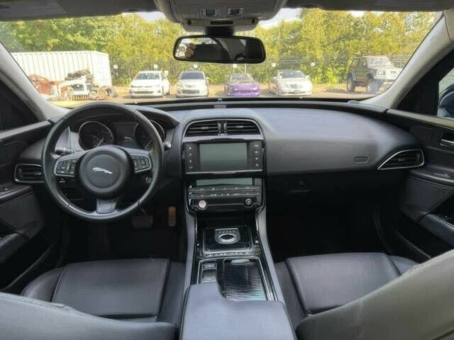 Черный Ягуар XE, объемом двигателя 2 л и пробегом 46 тыс. км за 7000 $, фото 6 на Automoto.ua