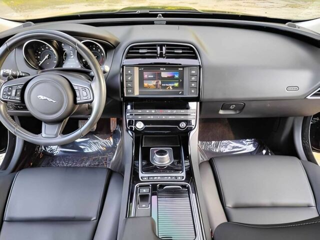 Чорний Ягуар XE, об'ємом двигуна 2 л та пробігом 49 тис. км за 6900 $, фото 7 на Automoto.ua