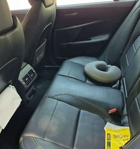 Чорний Ягуар XE, об'ємом двигуна 2 л та пробігом 58 тис. км за 25000 $, фото 2 на Automoto.ua