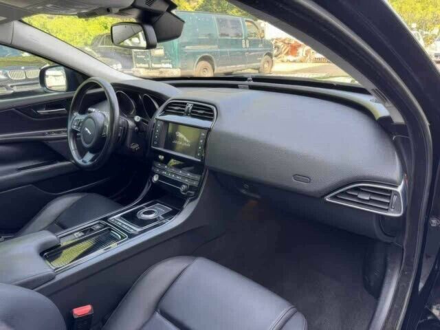 Черный Ягуар XE, объемом двигателя 2 л и пробегом 46 тыс. км за 7000 $, фото 7 на Automoto.ua