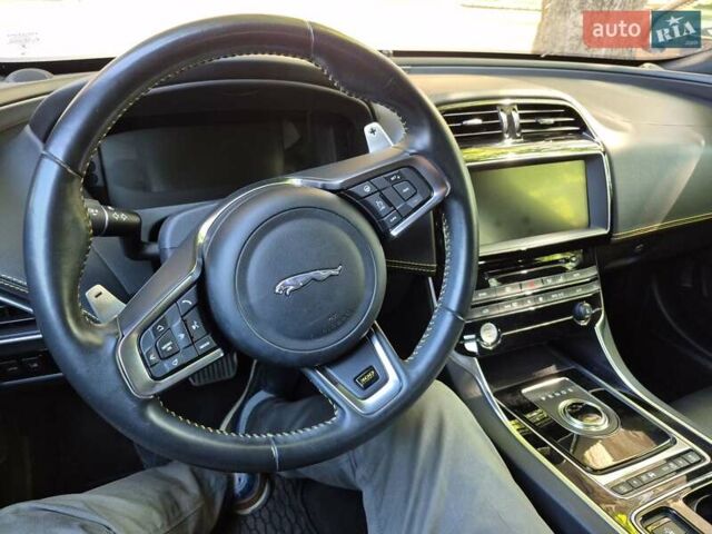 Черный Ягуар XE, объемом двигателя 2 л и пробегом 48 тыс. км за 25000 $, фото 2 на Automoto.ua