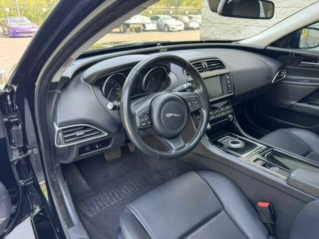 Черный Ягуар XE, объемом двигателя 2 л и пробегом 46 тыс. км за 7000 $, фото 5 на Automoto.ua