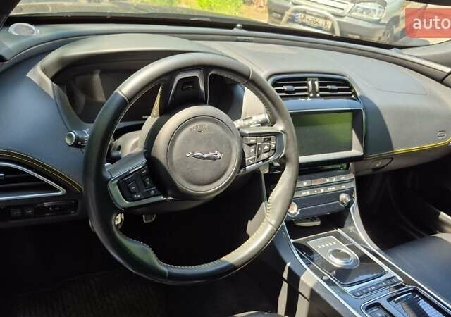 Черный Ягуар XE, объемом двигателя 2 л и пробегом 48 тыс. км за 25000 $, фото 9 на Automoto.ua