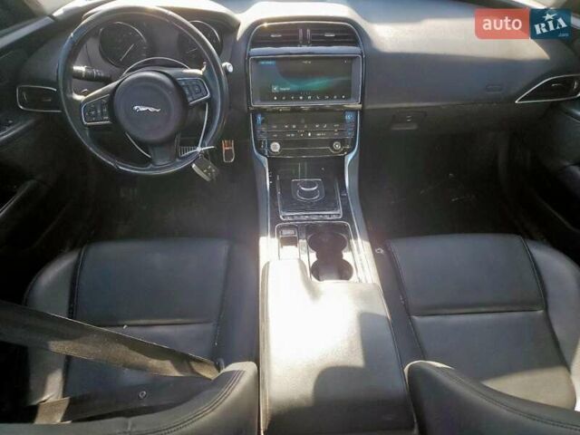 Черный Ягуар XE, объемом двигателя 2 л и пробегом 146 тыс. км за 3600 $, фото 6 на Automoto.ua