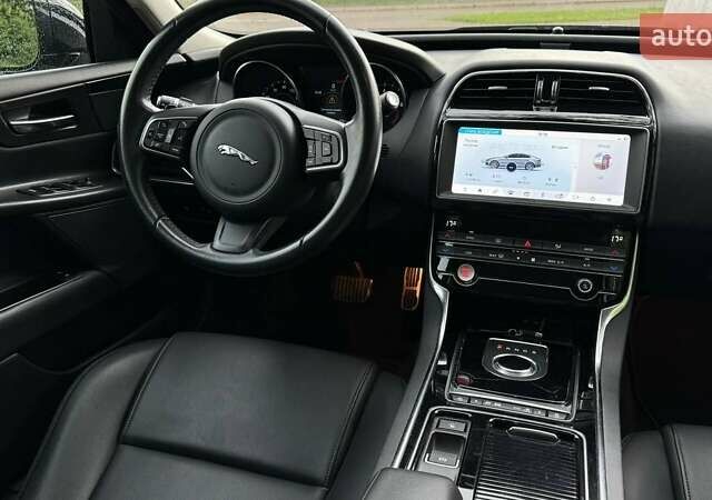 Черный Ягуар XE, объемом двигателя 2 л и пробегом 65 тыс. км за 17200 $, фото 32 на Automoto.ua
