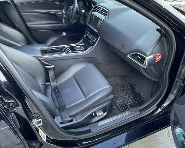 Черный Ягуар XE, объемом двигателя 2 л и пробегом 118 тыс. км за 11500 $, фото 12 на Automoto.ua