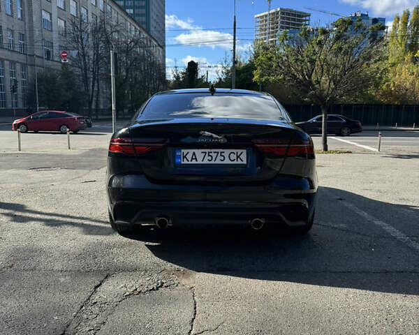 Черный Ягуар XE, объемом двигателя 2 л и пробегом 69 тыс. км за 22000 $, фото 4 на Automoto.ua