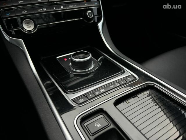 Чорний Ягуар XE, об'ємом двигуна 2 л та пробігом 109 тис. км за 17490 $, фото 13 на Automoto.ua