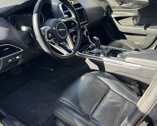 Черный Ягуар XE, объемом двигателя 2 л и пробегом 69 тыс. км за 22000 $, фото 7 на Automoto.ua