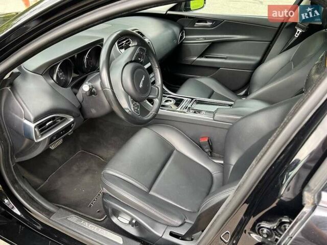 Черный Ягуар XE, объемом двигателя 2 л и пробегом 65 тыс. км за 17200 $, фото 29 на Automoto.ua