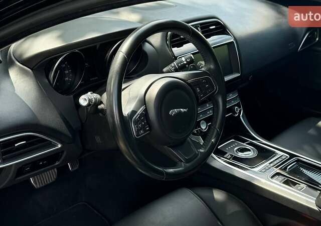 Черный Ягуар XE, объемом двигателя 2 л и пробегом 65 тыс. км за 17200 $, фото 24 на Automoto.ua