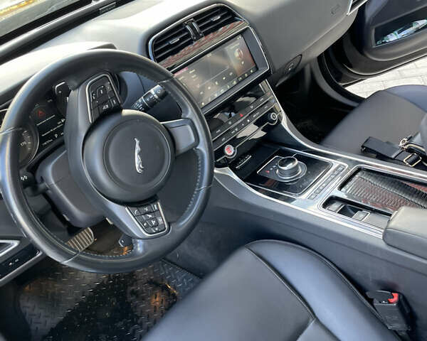 Черный Ягуар XE, объемом двигателя 2 л и пробегом 118 тыс. км за 11500 $, фото 8 на Automoto.ua