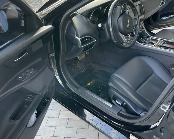 Черный Ягуар XE, объемом двигателя 2 л и пробегом 118 тыс. км за 11500 $, фото 9 на Automoto.ua