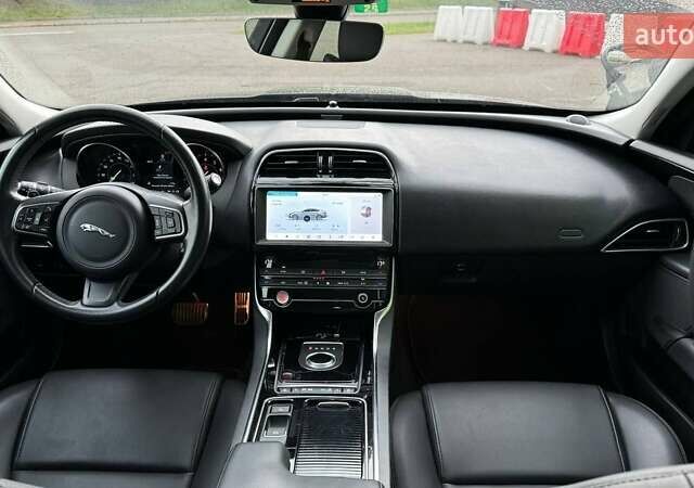 Черный Ягуар XE, объемом двигателя 2 л и пробегом 65 тыс. км за 17200 $, фото 28 на Automoto.ua