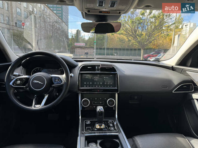 Черный Ягуар XE, объемом двигателя 2 л и пробегом 69 тыс. км за 22000 $, фото 8 на Automoto.ua