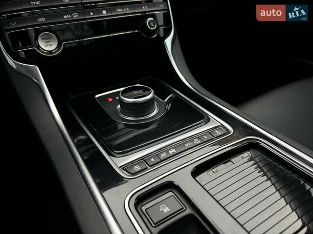 Чорний Ягуар XE, об'ємом двигуна 2 л та пробігом 109 тис. км за 17490 $, фото 13 на Automoto.ua