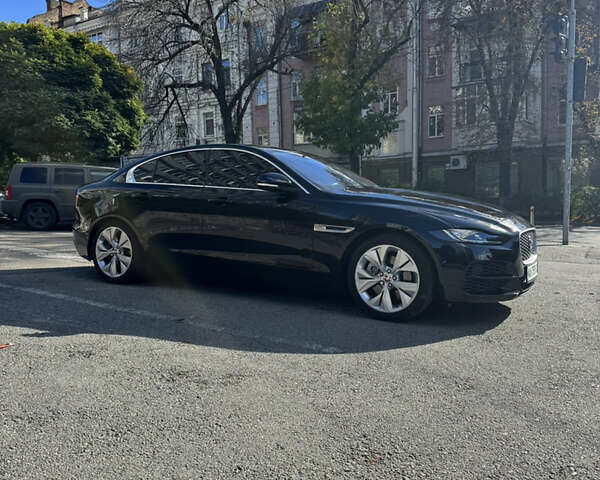 Черный Ягуар XE, объемом двигателя 2 л и пробегом 69 тыс. км за 22000 $, фото 2 на Automoto.ua