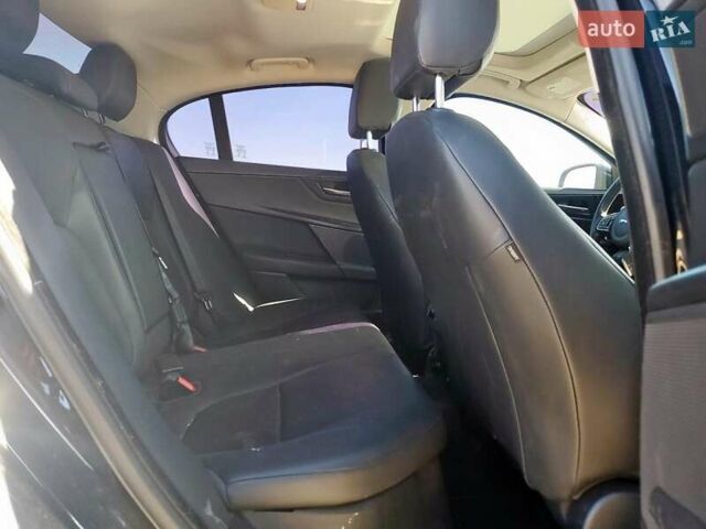 Черный Ягуар XE, объемом двигателя 2 л и пробегом 146 тыс. км за 3600 $, фото 8 на Automoto.ua