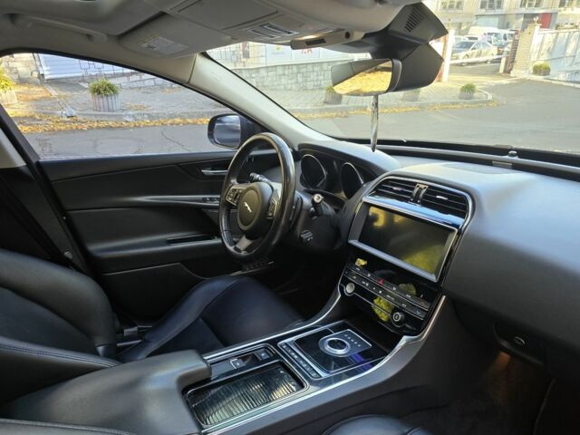 Черный Ягуар XE, объемом двигателя 2 л и пробегом 109 тыс. км за 17364 $, фото 8 на Automoto.ua