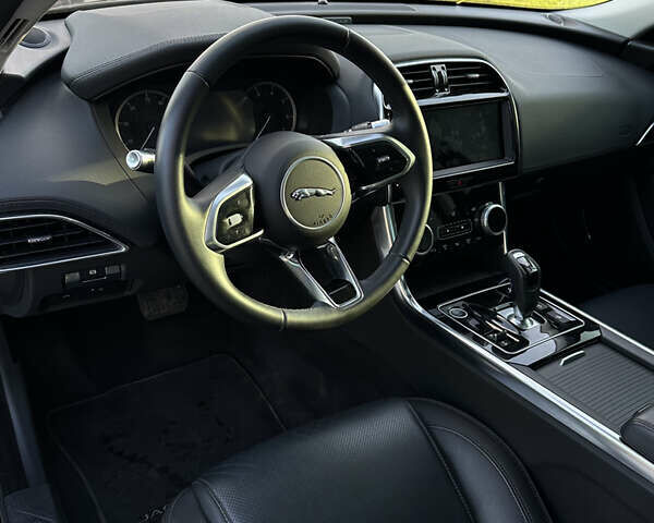 Чорний Ягуар XE, об'ємом двигуна 2 л та пробігом 16 тис. км за 26300 $, фото 10 на Automoto.ua