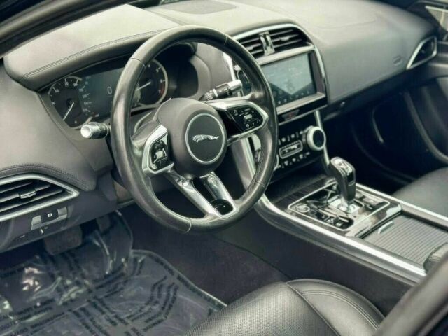 Чорний Ягуар XE, об'ємом двигуна 2 л та пробігом 46 тис. км за 6500 $, фото 12 на Automoto.ua