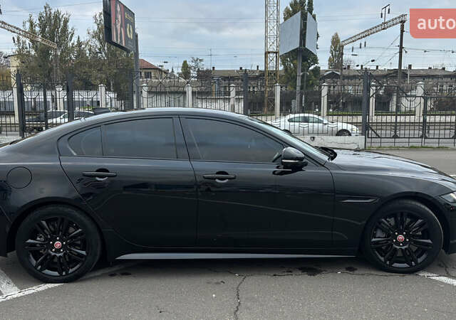 Черный Ягуар XE, объемом двигателя 2 л и пробегом 39 тыс. км за 43000 $, фото 4 на Automoto.ua