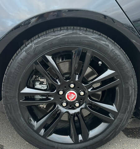 Черный Ягуар XE, объемом двигателя 2 л и пробегом 39 тыс. км за 43000 $, фото 11 на Automoto.ua