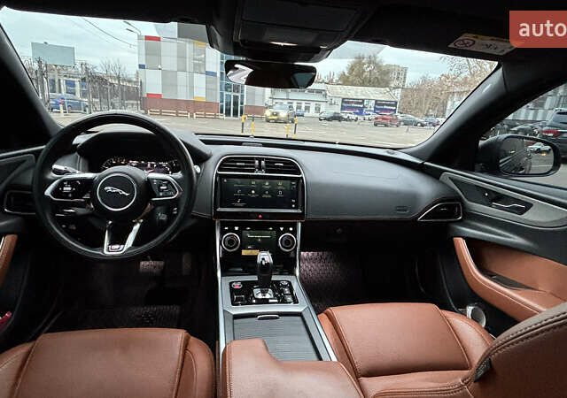 Черный Ягуар XE, объемом двигателя 2 л и пробегом 39 тыс. км за 43000 $, фото 8 на Automoto.ua