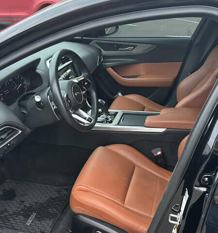 Черный Ягуар XE, объемом двигателя 2 л и пробегом 39 тыс. км за 43000 $, фото 7 на Automoto.ua