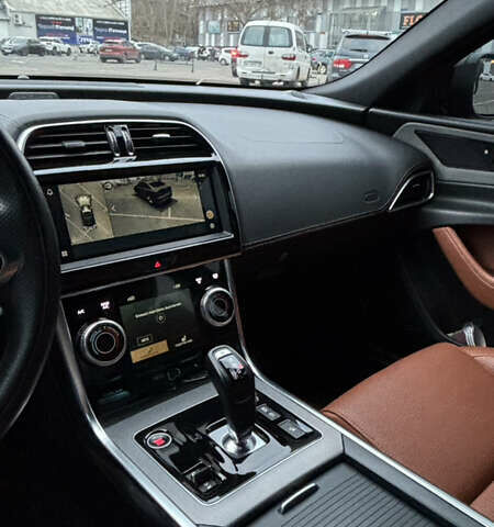 Черный Ягуар XE, объемом двигателя 2 л и пробегом 39 тыс. км за 43000 $, фото 6 на Automoto.ua