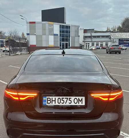 Черный Ягуар XE, объемом двигателя 2 л и пробегом 39 тыс. км за 43000 $, фото 13 на Automoto.ua