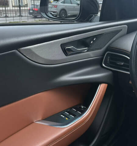 Черный Ягуар XE, объемом двигателя 2 л и пробегом 39 тыс. км за 43000 $, фото 10 на Automoto.ua