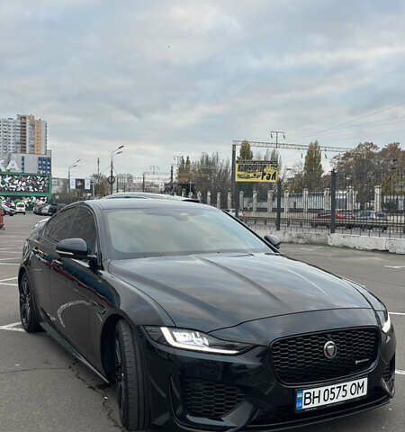 Черный Ягуар XE, объемом двигателя 2 л и пробегом 39 тыс. км за 43000 $, фото 2 на Automoto.ua